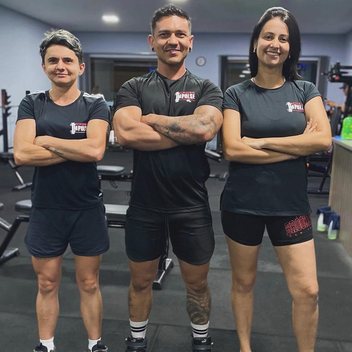 Equipe da Academia Impulse com o uniforme da academia